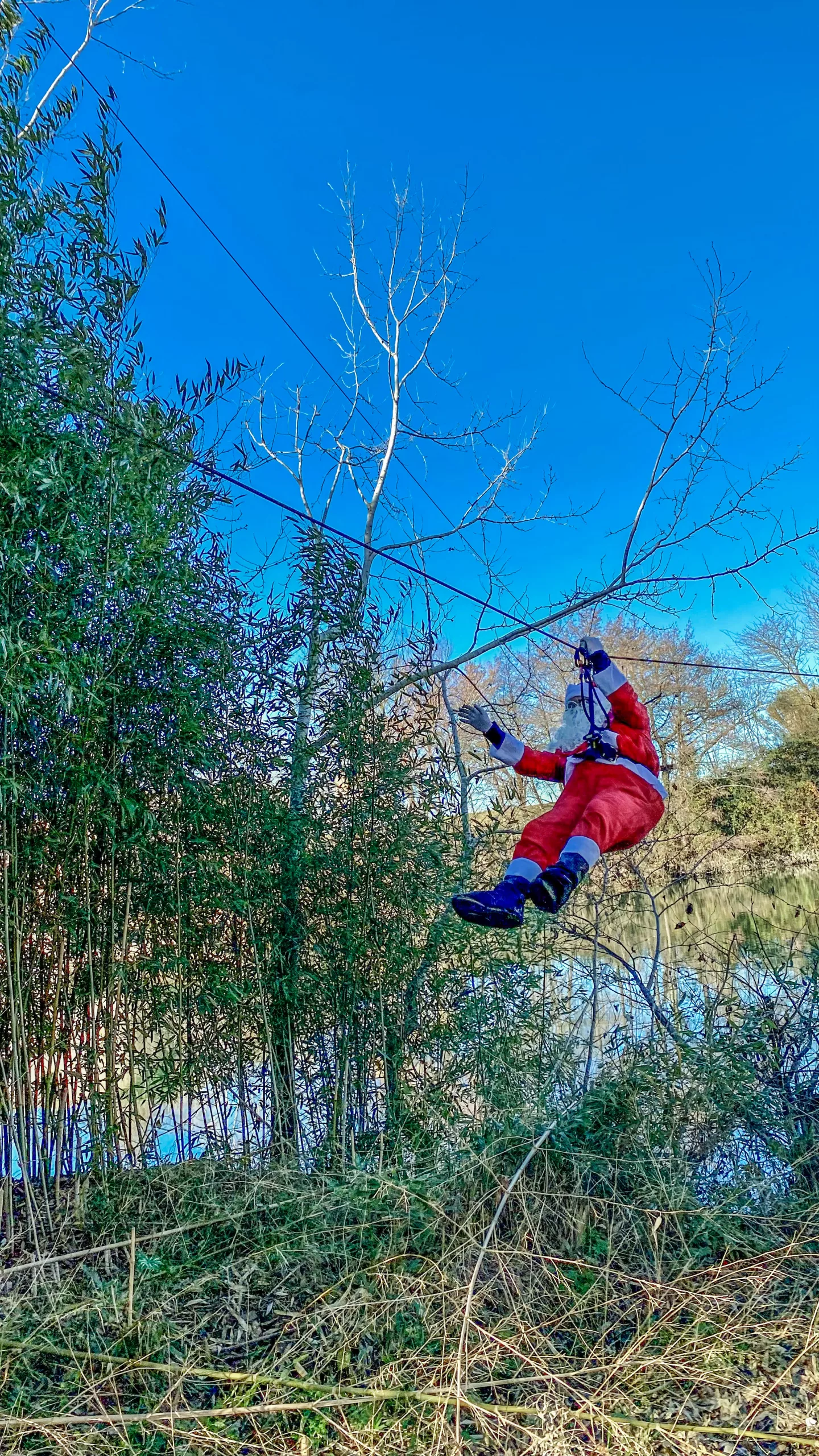 Tyrolienne père noël. Animation tyrolienne. zipline and zipline rental. Location de tyrolienne mobiles.